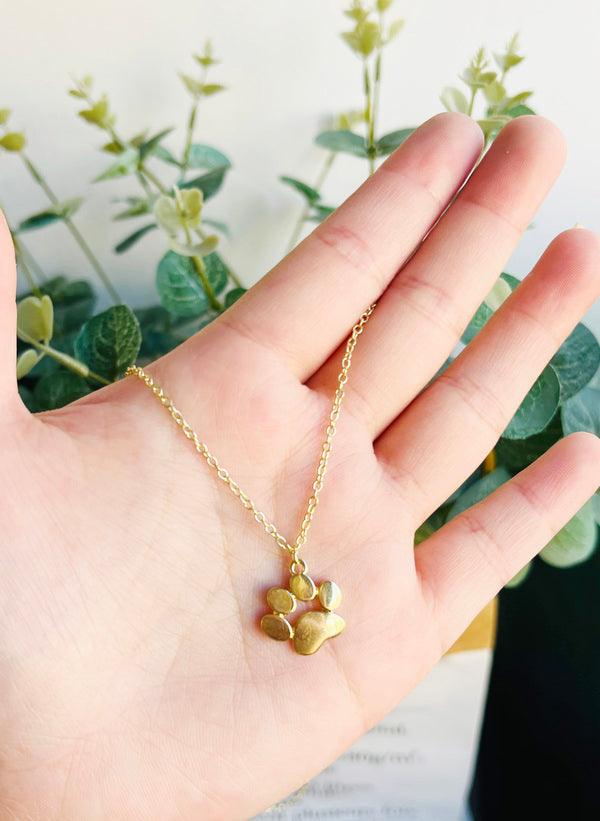 NIVA – Collier doré avec pendentif en forme de patte