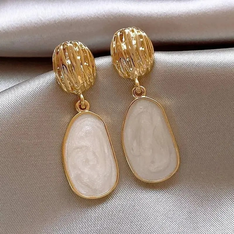 Boucles d'oreilles ovales avec plaqué or 18 carats effet émail blanc