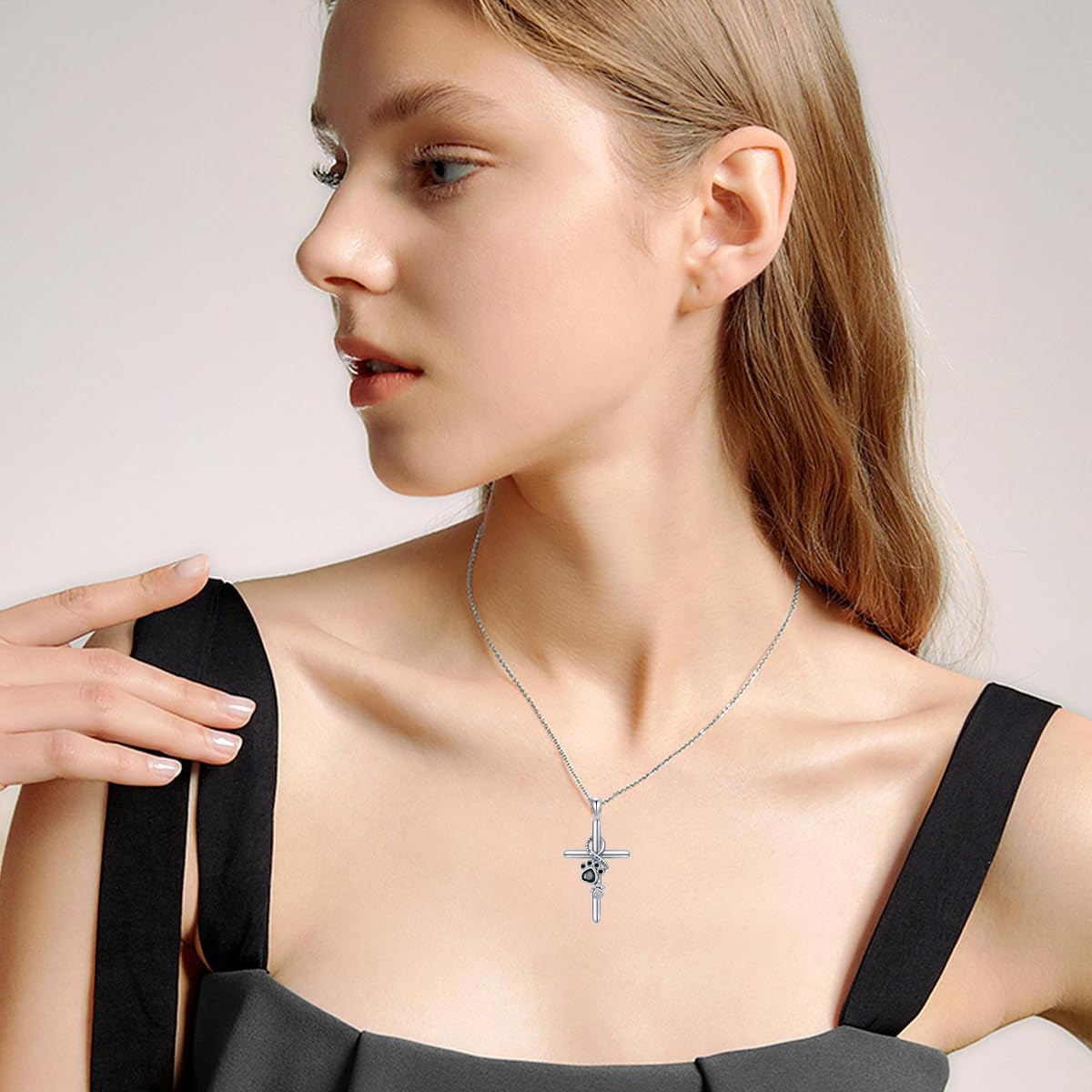 LYORA – Collier en argent avec pattes et croix