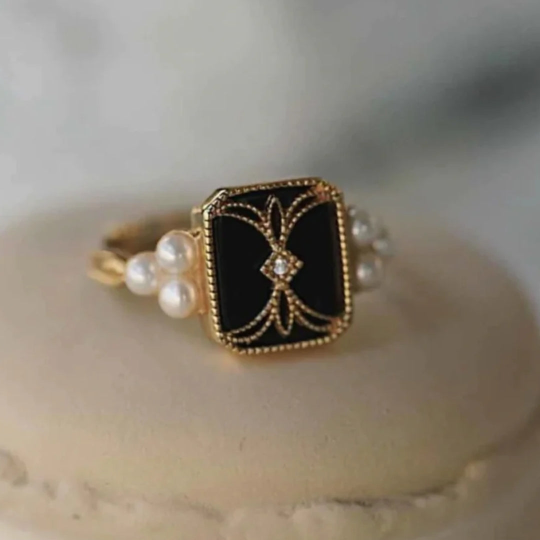 Bague vintage en or avec perles noires