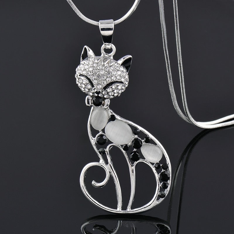 Collier Élégant Chat d’Amour en Finition Argentée avec Zirconia Brillante