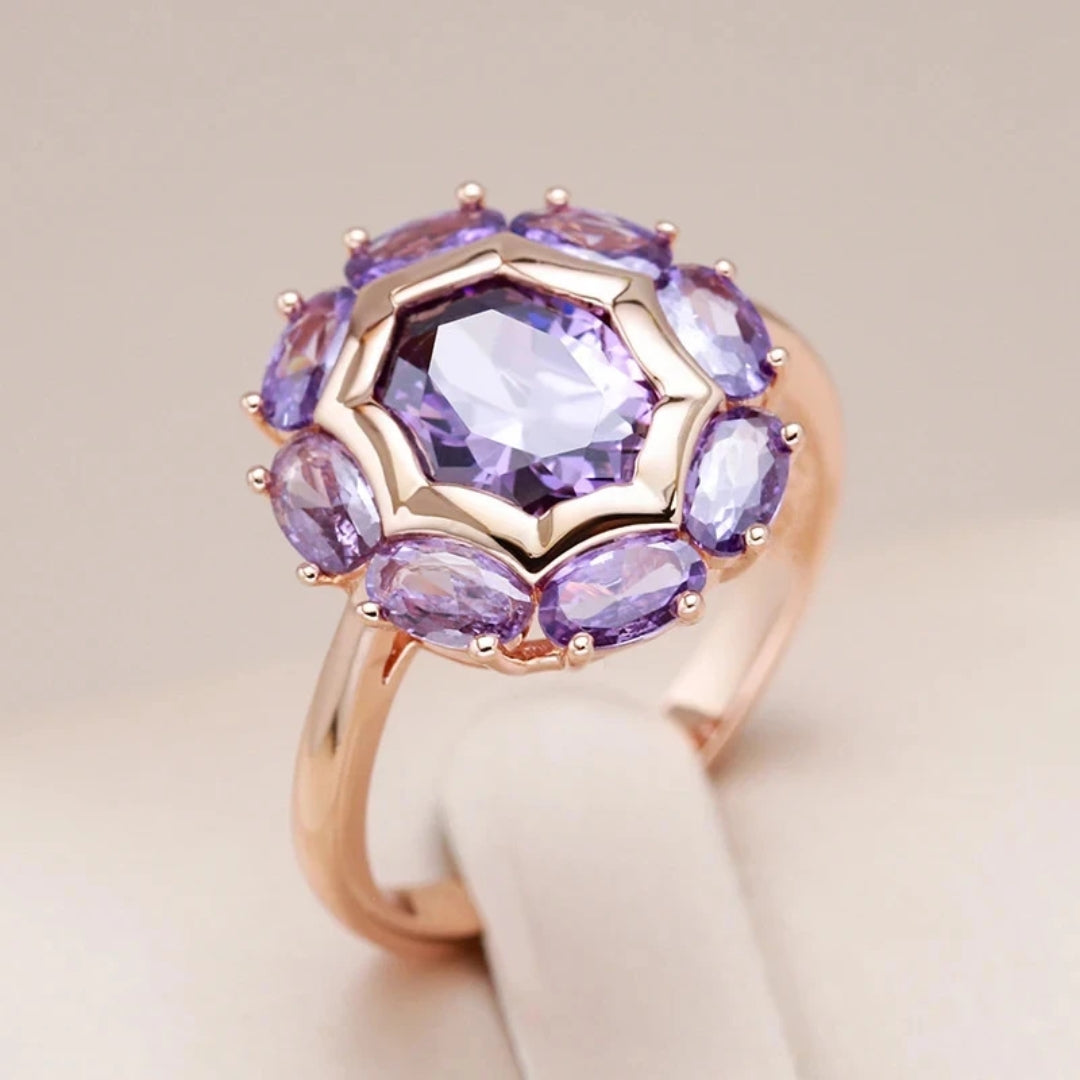 Bague dorée avec cristal violet arrondi