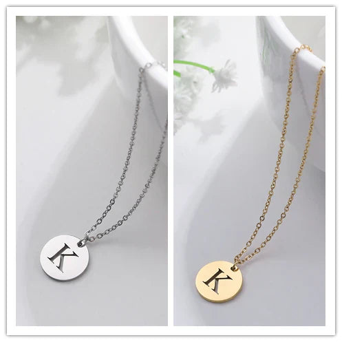 Collier minimaliste en plaqué or 18 carats avec initiales gravées dans un cercle