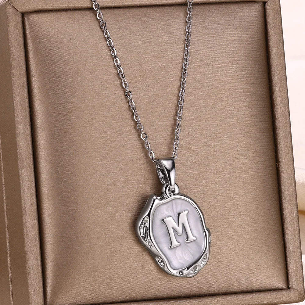 Collier océan plaqué or 18 carats avec initiales au fond de la mer