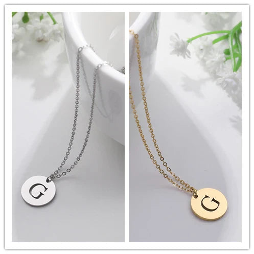 Collier minimaliste en plaqué or 18 carats avec initiales gravées dans un cercle