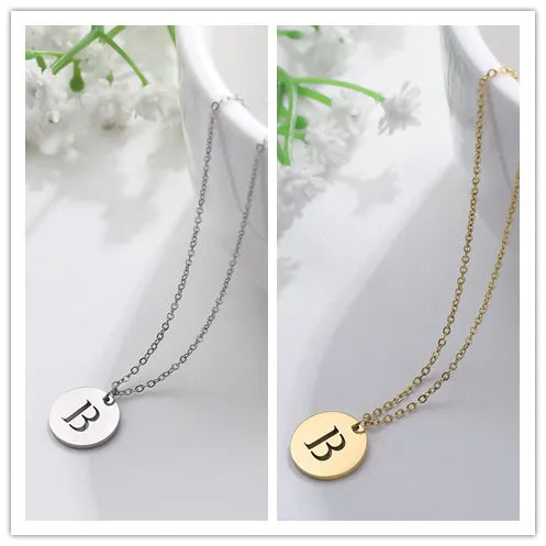 Collier minimaliste en plaqué or 18 carats avec initiales gravées dans un cercle