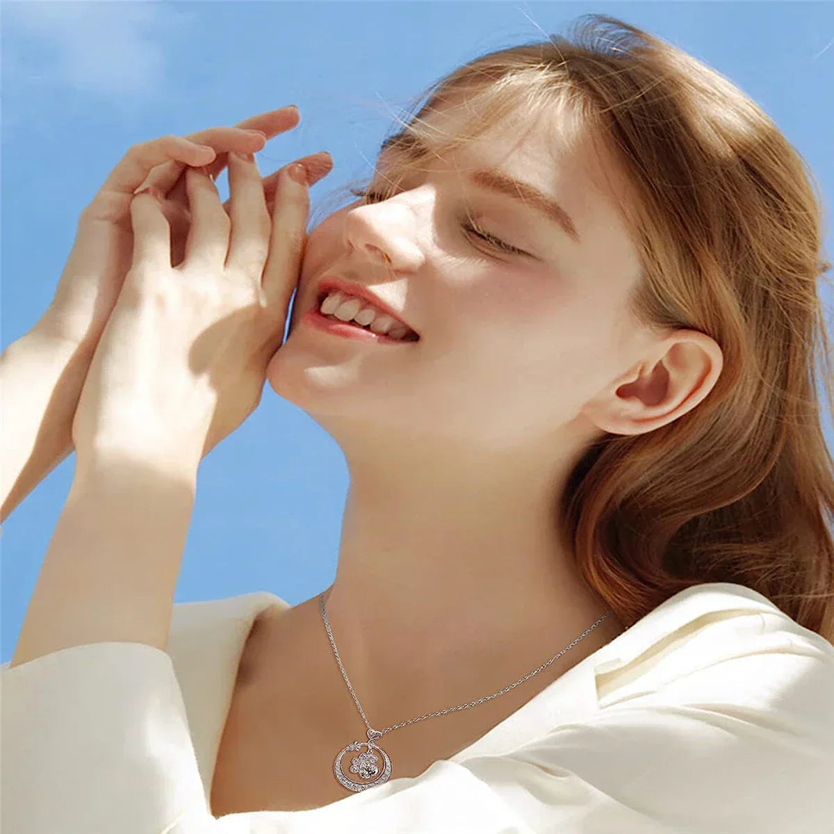 MALIA – Collier en argent avec des pattes délicates et des zirconias