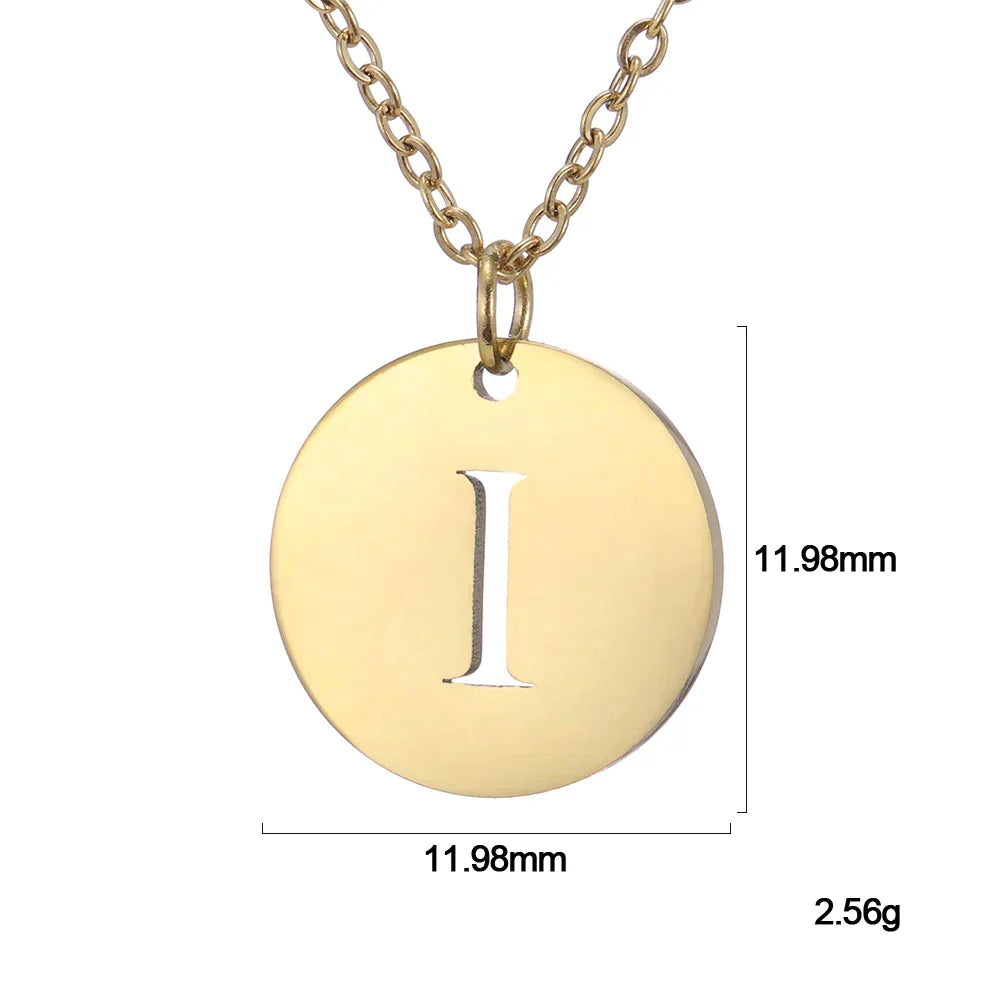 Collier minimaliste en plaqué or 18 carats avec initiales gravées dans un cercle