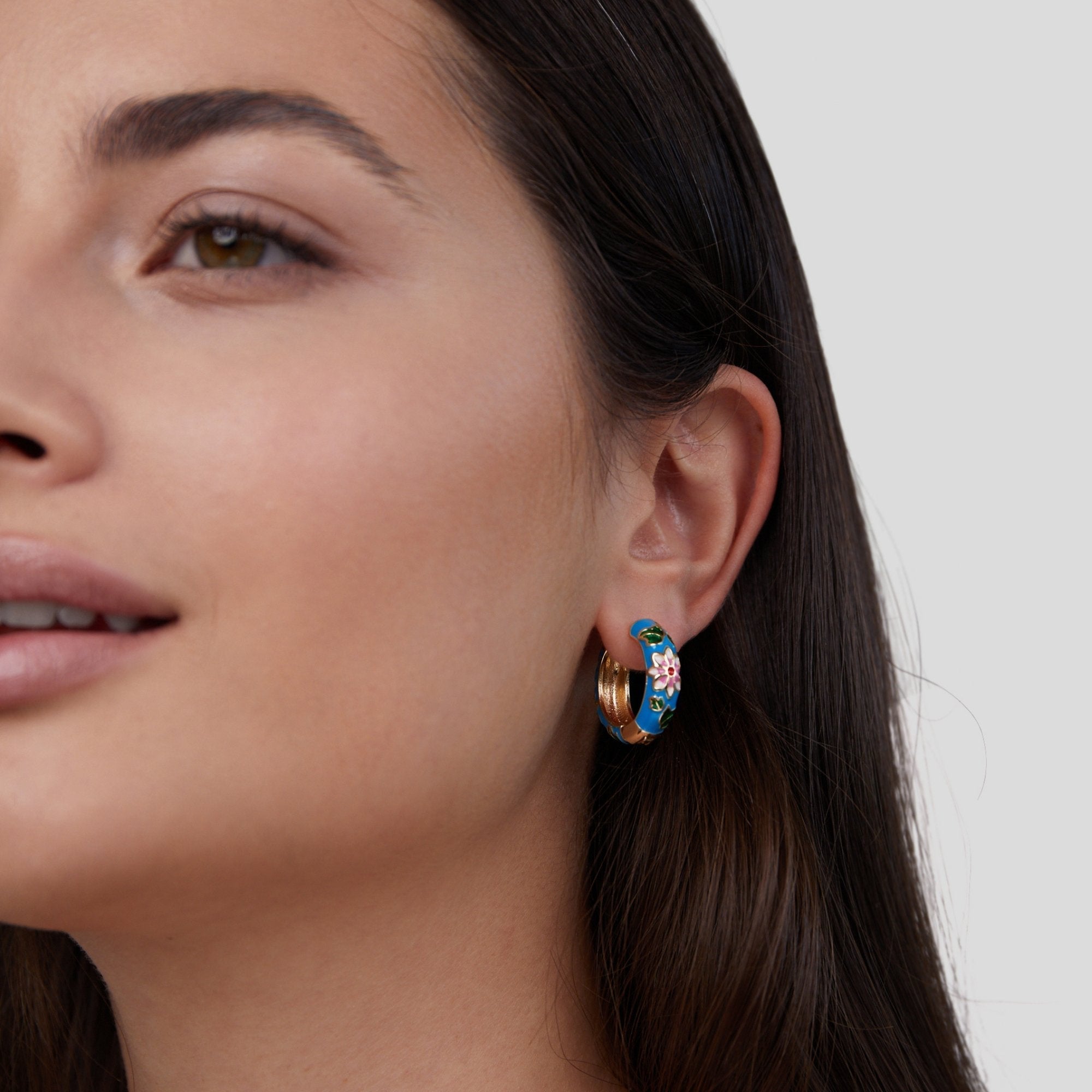 Boucles d'oreilles en cercle doré avec fleur