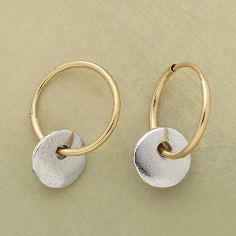 Boucles d'oreilles en or avec des plaques en argent