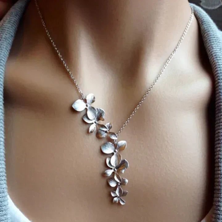Collier vintage argenté avec fleurs