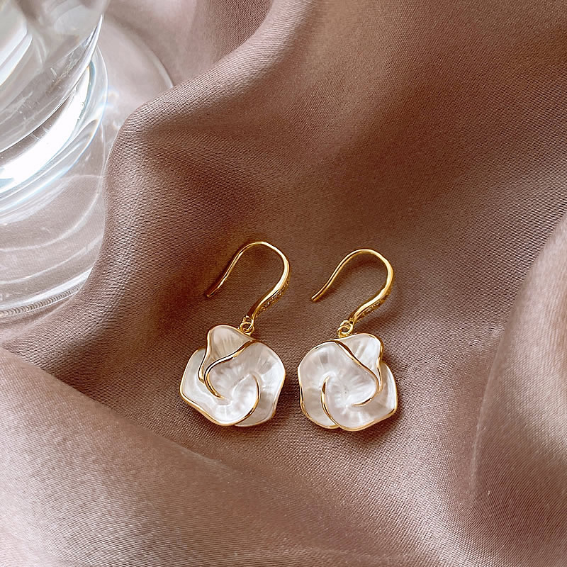 Boucles d'oreilles élégantes avec fleur blanche