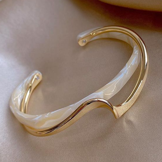 Bracelet Plaquée Or 18K avec effet Opale Blanche Élégante