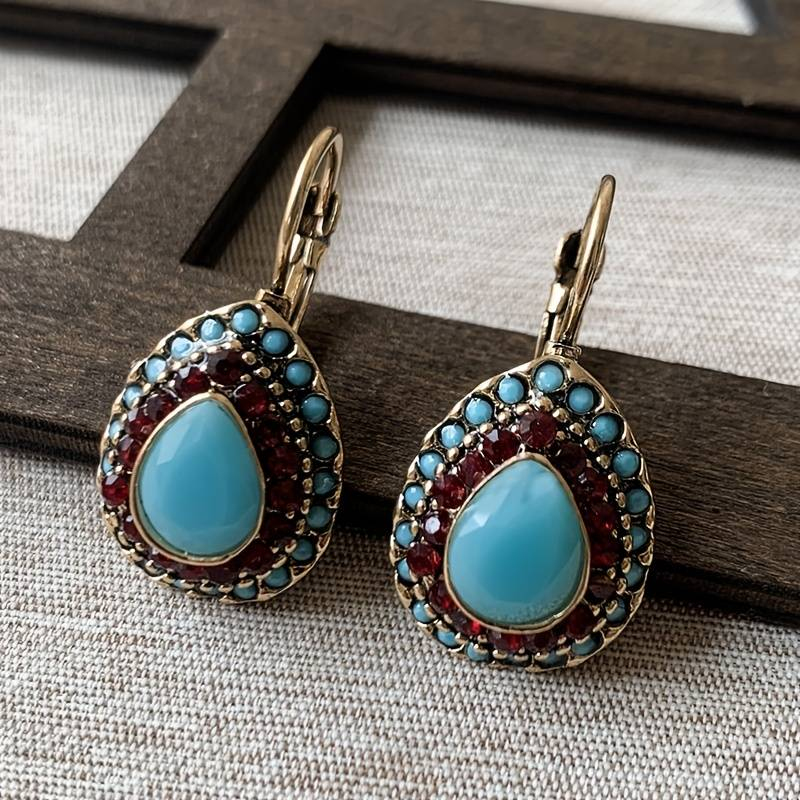 Boucles d'oreilles dorées avec goutte d'opale bleue