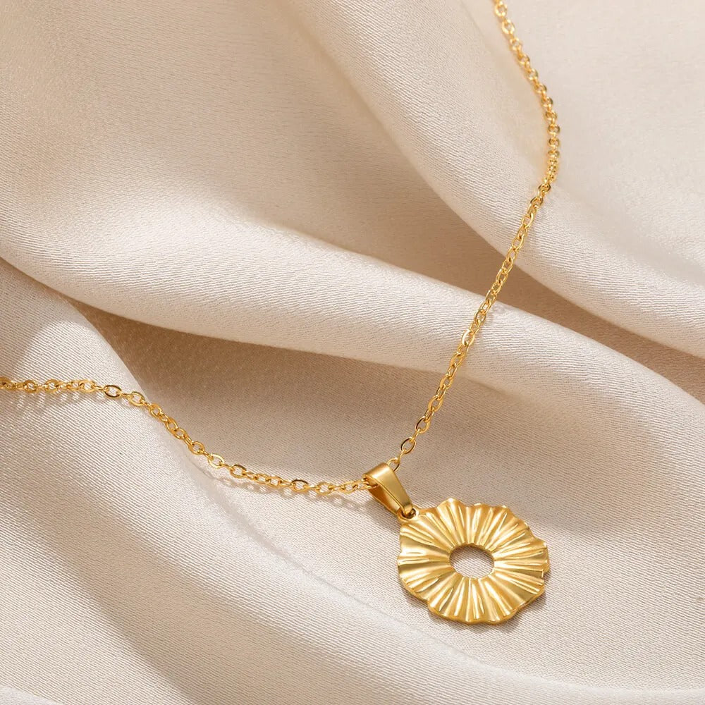 Collier Croix Cercle Cœur plaqué or 18K