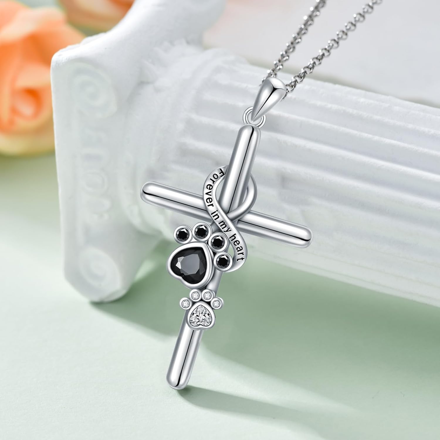 LYORA – Collier en argent avec pattes et croix