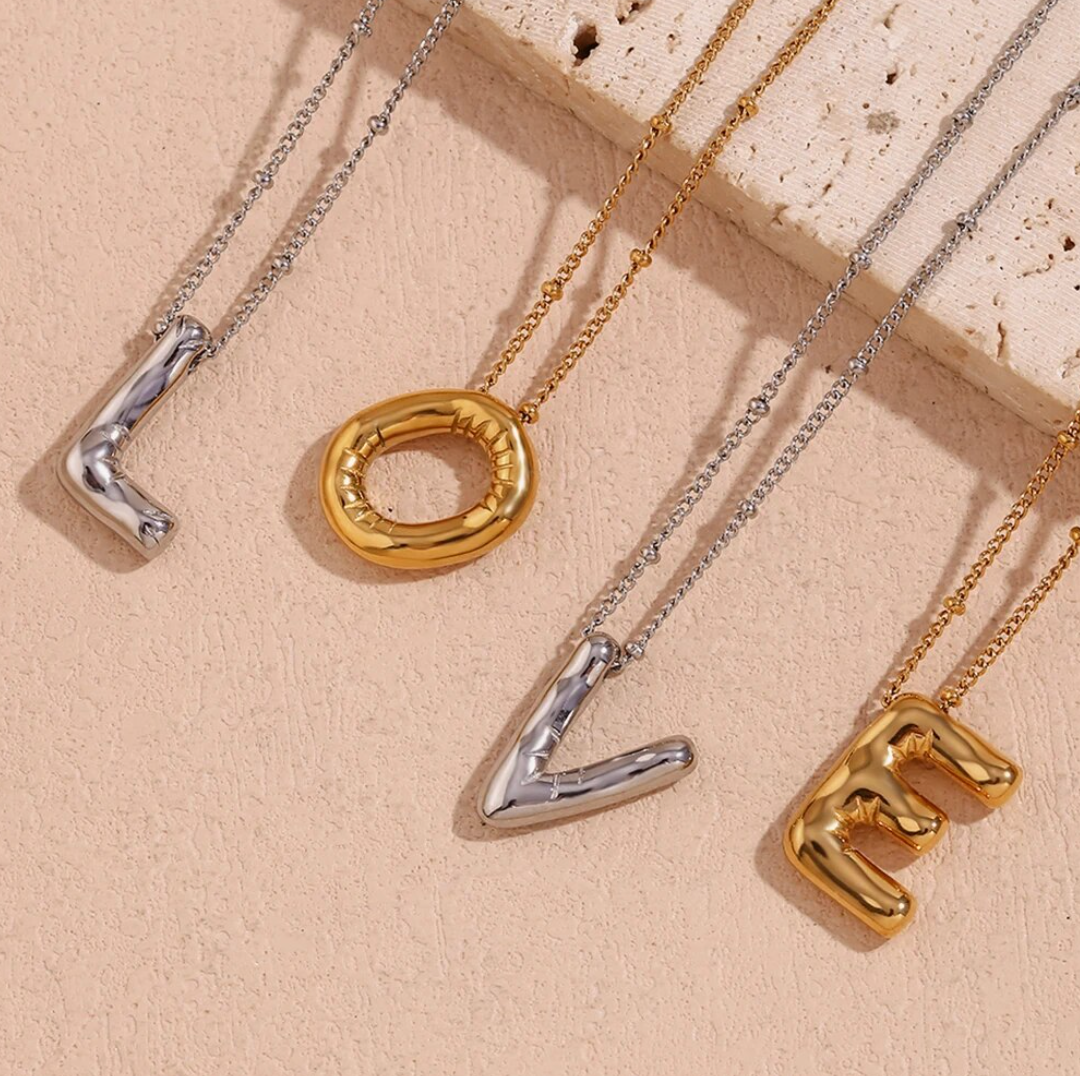 Collier spécial initiales plaqué or 18 carats avec bulles de ballon