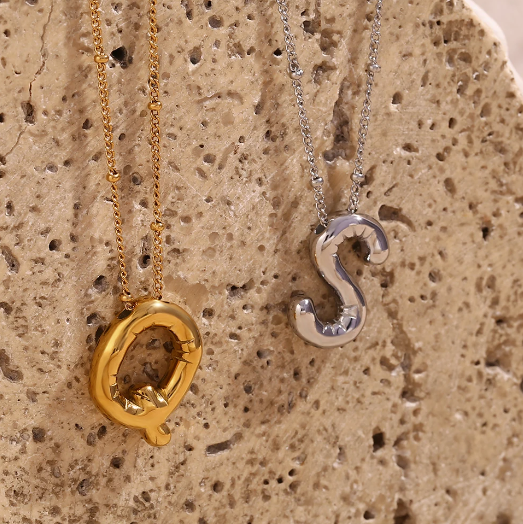 Collier spécial initiales plaqué or 18 carats avec bulles de ballon