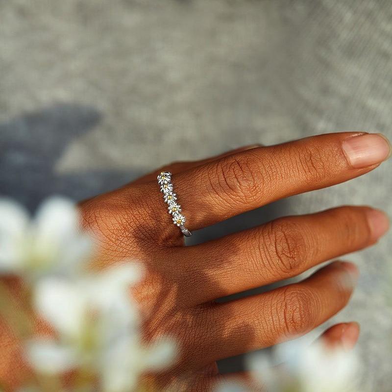 Bague en plaquée or 18k ajustable avec des marguerites en émail peint à la main