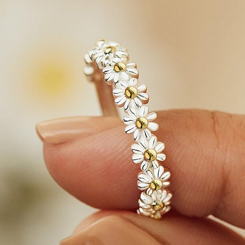 Bague en plaquée or 18k ajustable avec des marguerites en émail peint à la main