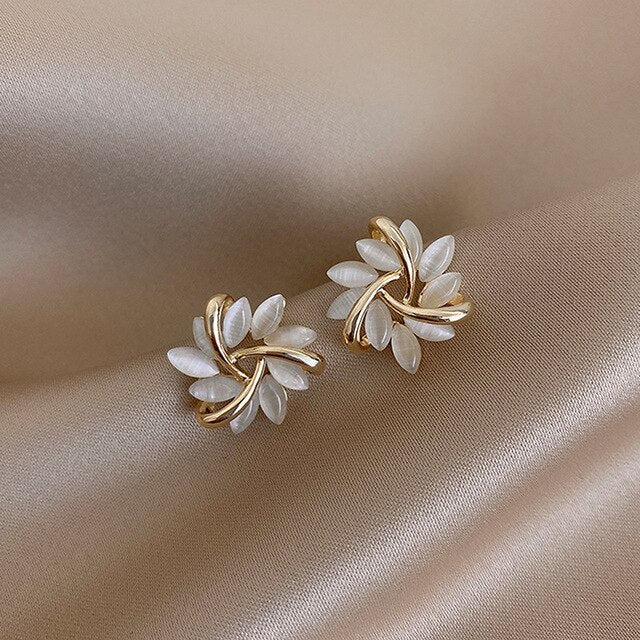 Boucles d'oreilles dorée en opale blanche luxueuse