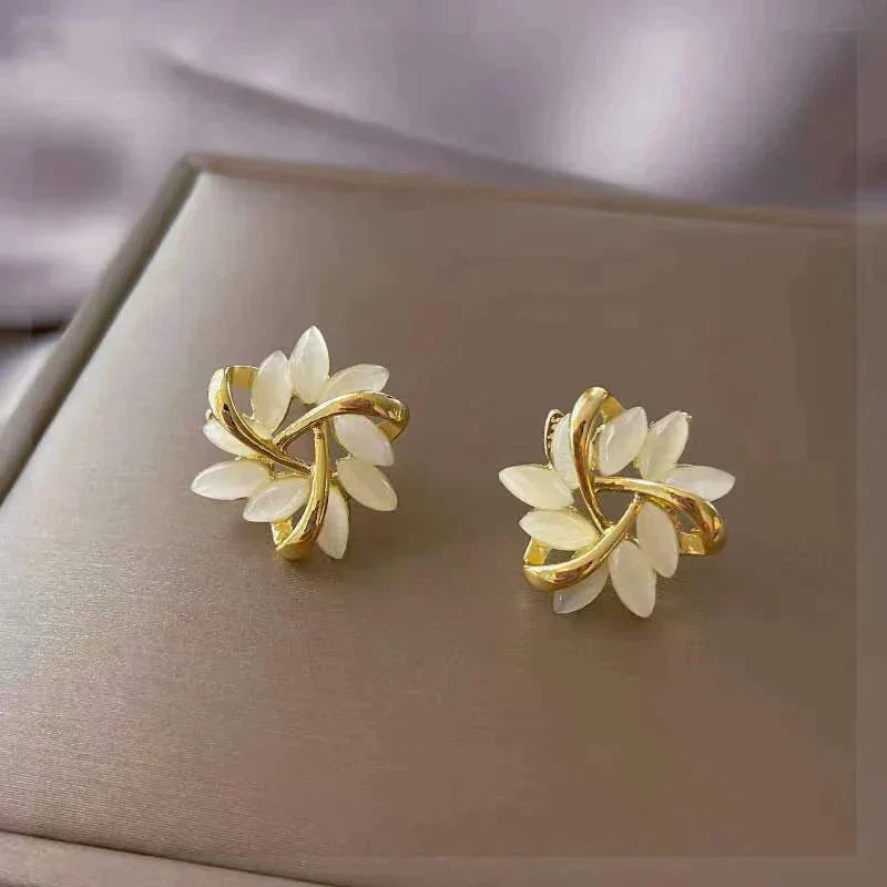Boucles d'oreilles dorée en opale blanche luxueuse