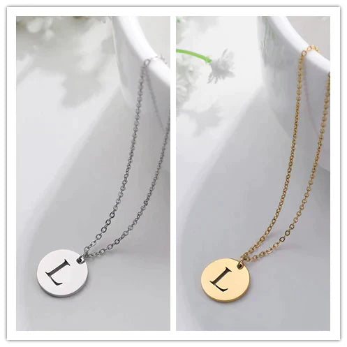 Collier minimaliste en plaqué or 18 carats avec initiales gravées dans un cercle