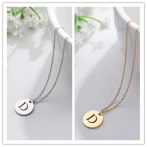 Collier minimaliste en plaqué or 18 carats avec initiales gravées dans un cercle