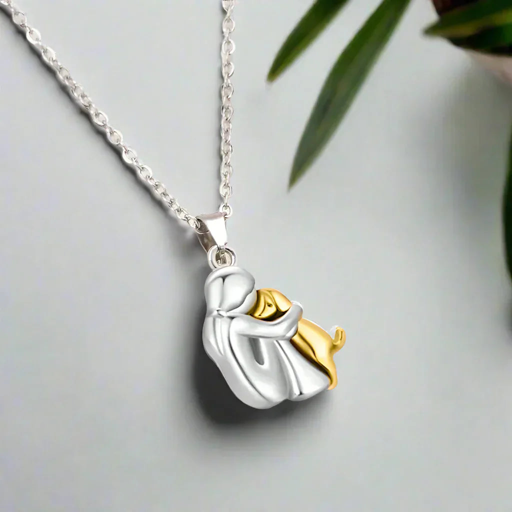 Ily – Collier avec pendentif en forme d'étreinte