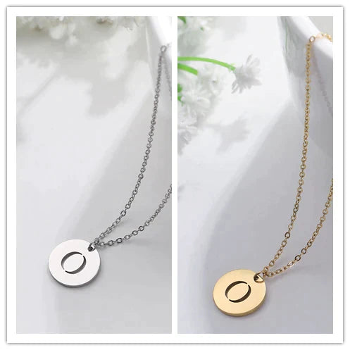 Collier minimaliste en plaqué or 18 carats avec initiales gravées dans un cercle