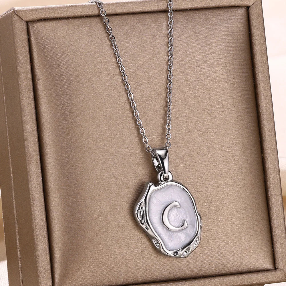 Collier océan plaqué or 18 carats avec initiales au fond de la mer