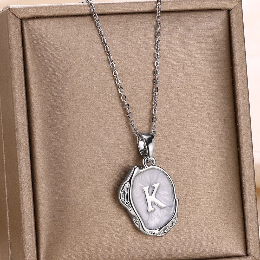 Collier océan plaqué or 18 carats avec initiales au fond de la mer