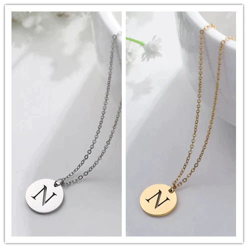 Collier minimaliste en plaqué or 18 carats avec initiales gravées dans un cercle