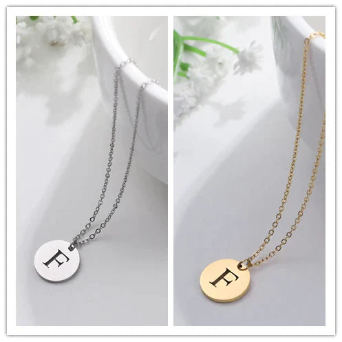 Collier minimaliste en plaqué or 18 carats avec initiales gravées dans un cercle