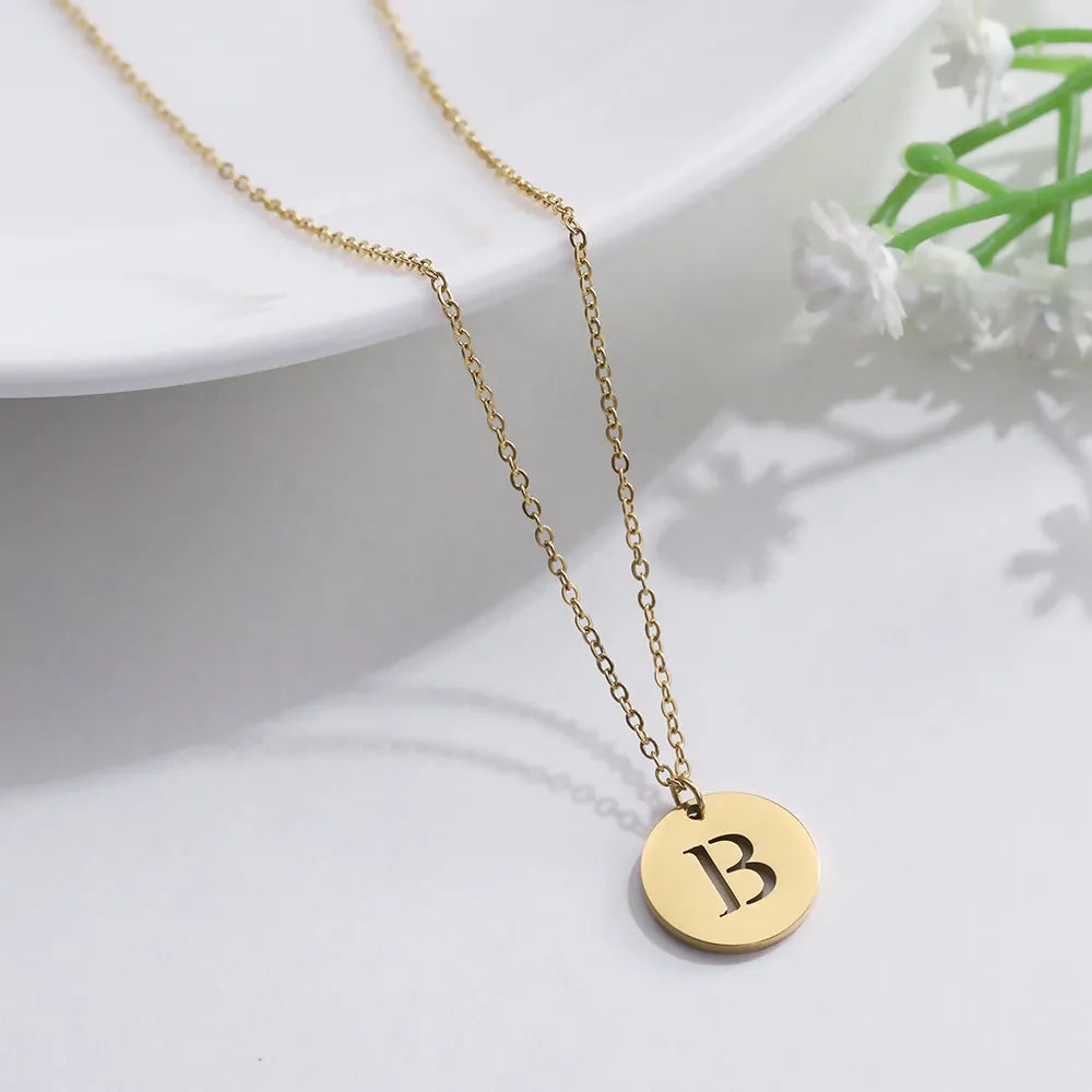 Collier minimaliste en plaqué or 18 carats avec initiales gravées dans un cercle