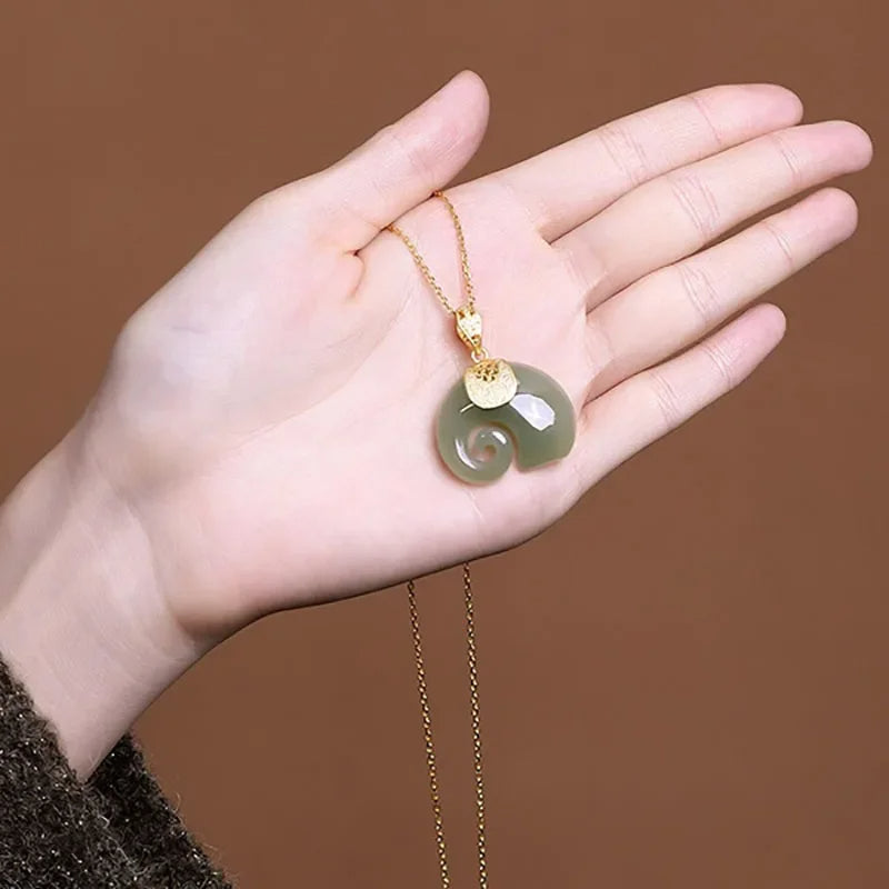 Collier Éléphant en Jade Hetian plaqué or 18K avec saphir