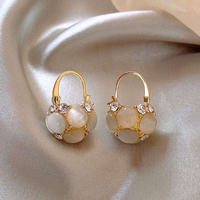 Boucles d'oreilles en perles avec des cristaux dorés