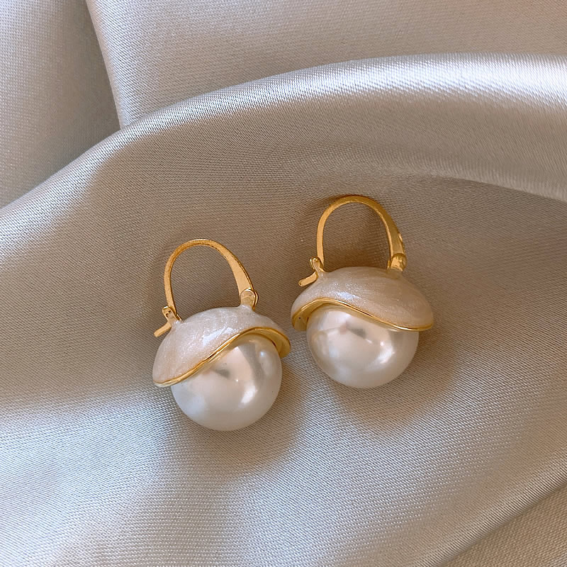 Boucles d'oreilles en perles dorées élégantes
