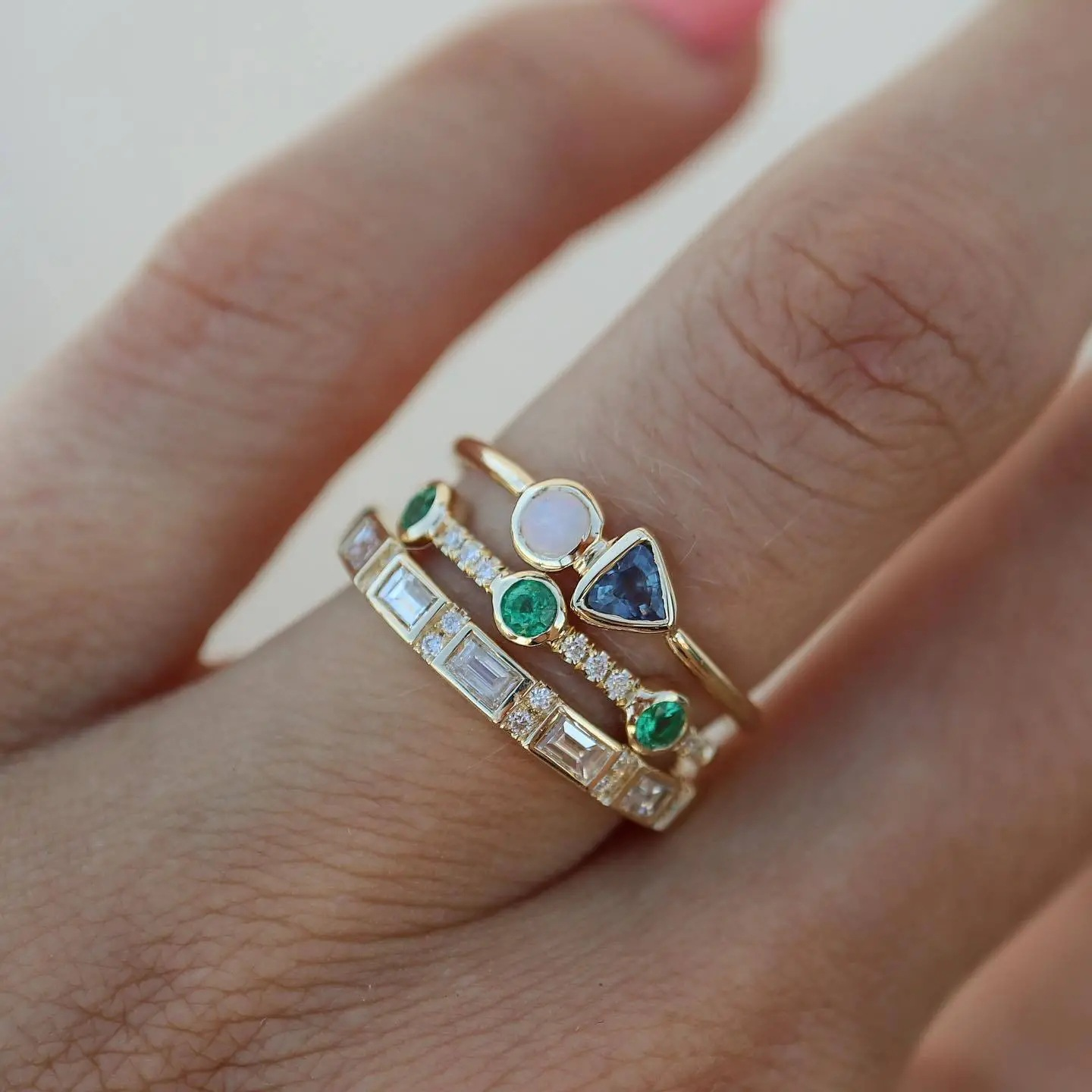 Bague Vintage avec des Opales Blanches et Vertes