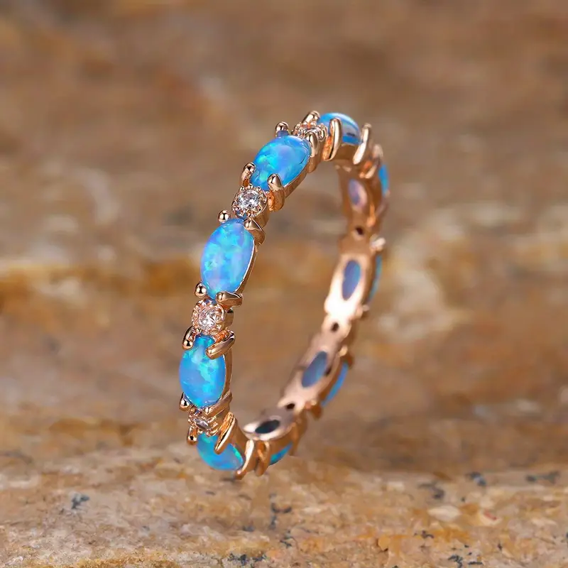 Bague en or avec opale bleue