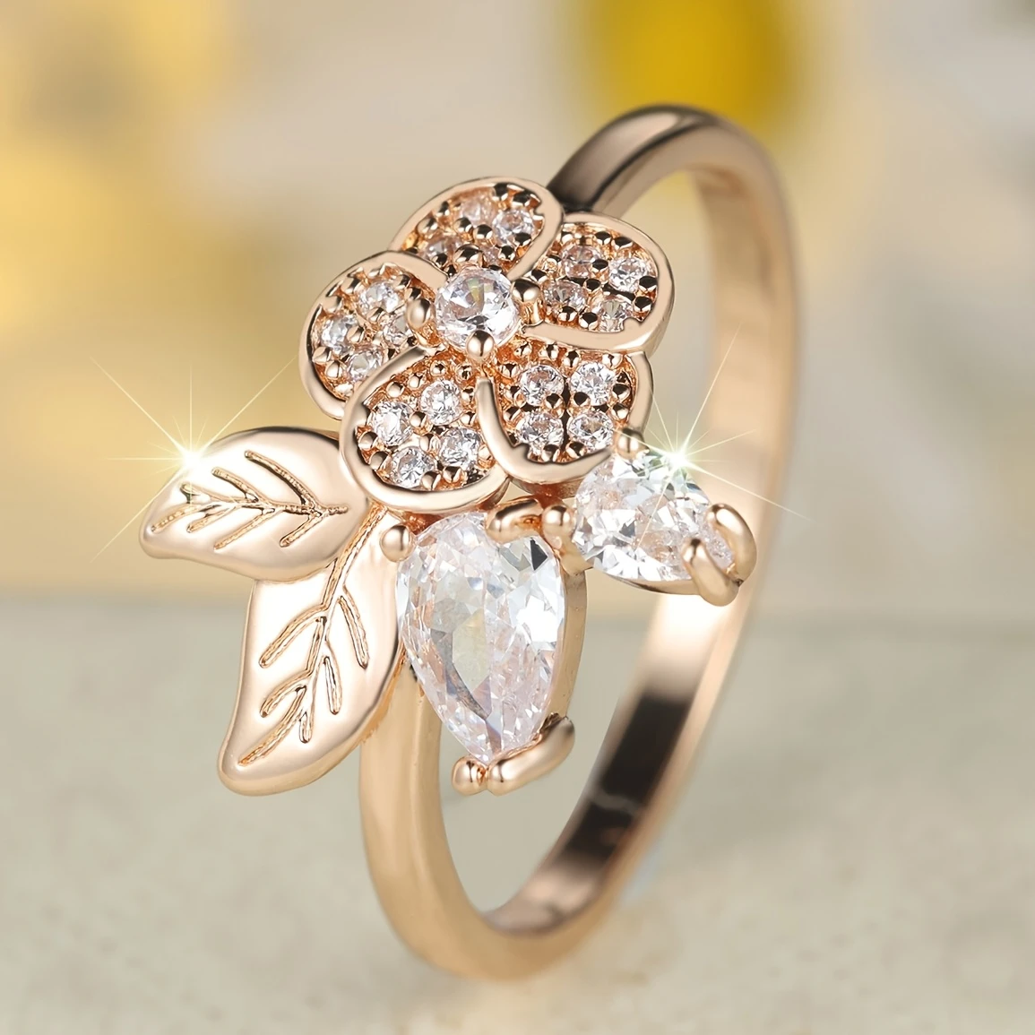 Bague dorée avec fleur et cristaux