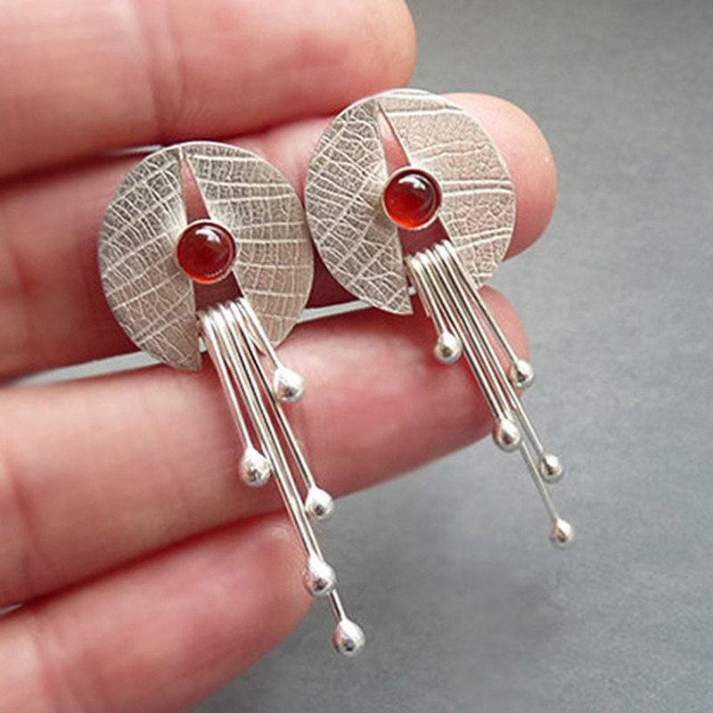 Boucles d'oreilles faites à la main avec effet rubis