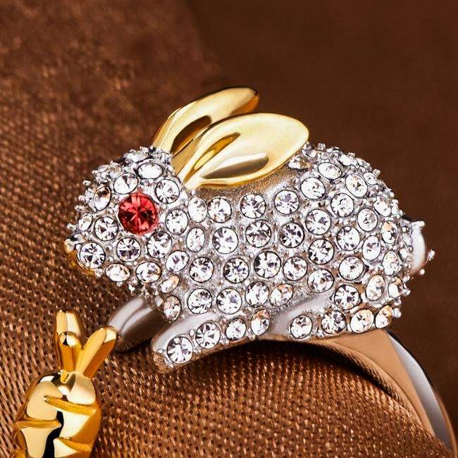 LEORA - Bague en argent ajustable avec lapin & carotte – ornée de cristaux scintillants